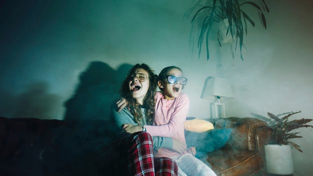 10 φράσεις για να ηρεμήσεις το παιδί σου που φοβάται το σκοτάδι