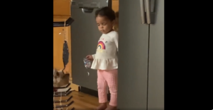 Η "παράσταση"της μικρής Αμάλα όταν πιάστηκε στα πράσα γίνεται viral στο διαδίκτυο (video)